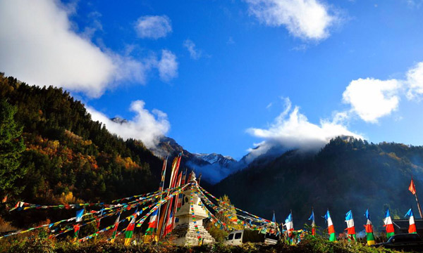 Prayer flags along the road to Jiuzhaigou