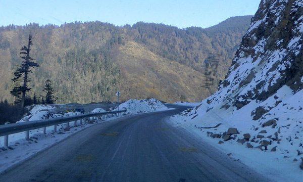The snowy-road from Pingwu to Huanglong or Jiuzhaigou