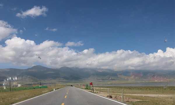 The road from Lanzhou to Jiuzhaigou is spacious