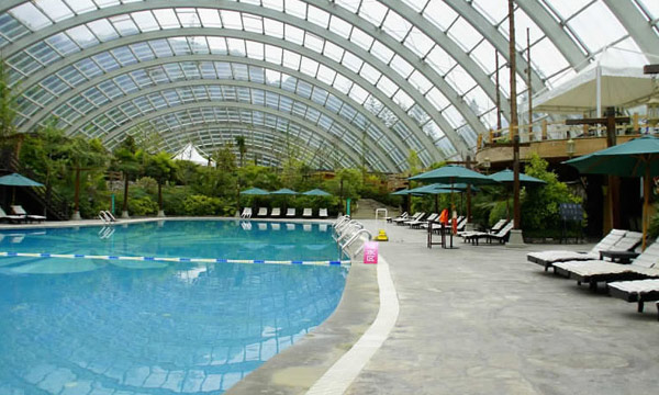 Tianyu Spa has spring pools that overlook the mountains