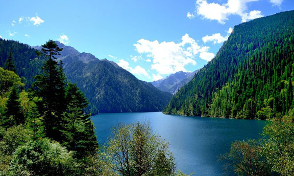 Jiuzhaigou National Park is in a shape of “Y”