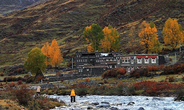  Kangding is a county-level city.