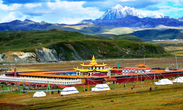 Lhagang Monastery has a roof made of pure gold.