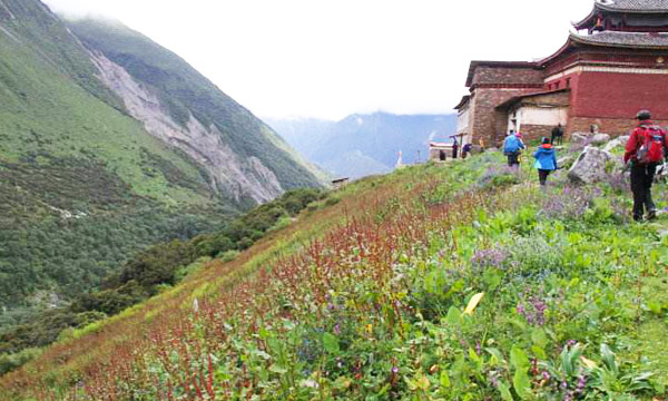 Trekking around the Konka Monastery