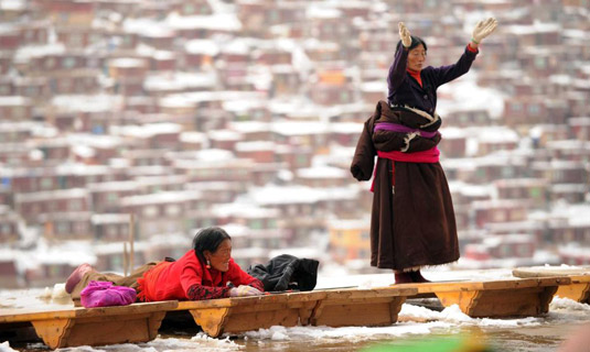 Juemu are Praying in the cold Snowy Day