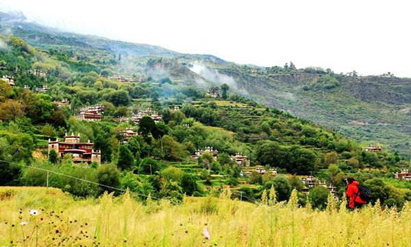 Hiking along the nearby villages and valleys of Danba town.