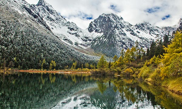Autumn - the peak season for tourists in Bipenggou Valley