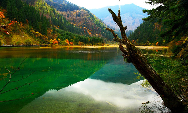 Autumn is the best time to visit in Jiuzhaigou.