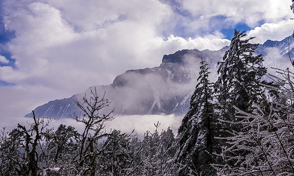 Snow is prevailing in the southwest region.