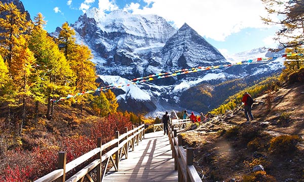 Autumn is a great time to go hiking in the Yading area of Daocheng.