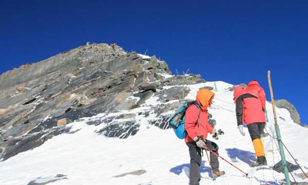 Climbing to Dafeng Peak