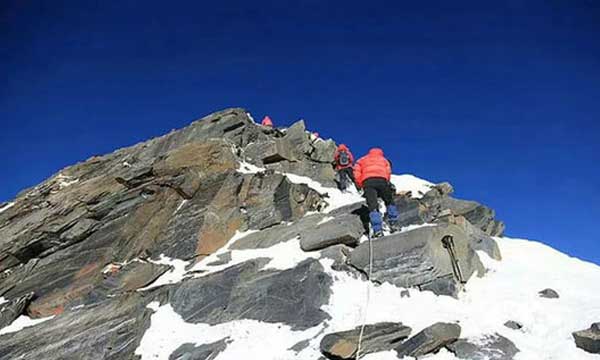 Climbing up to Erfeng Summit