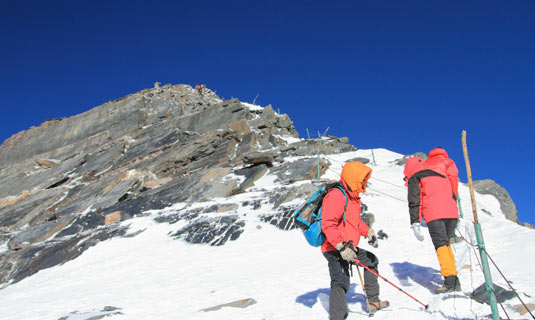Climbing to the Summit of Daguniang Mountain