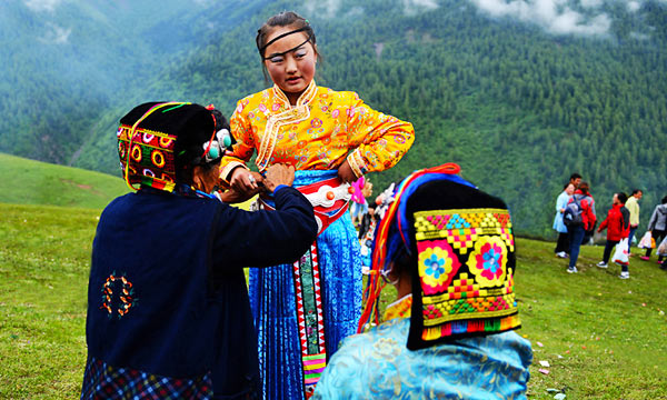 Tourists can dress up in the Jiarong cloth.