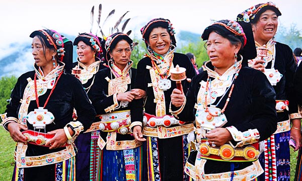 Middle-aged women tend to wear pleated skirts.