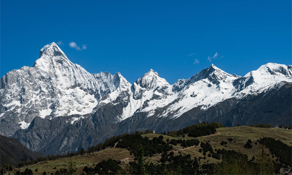 Siguniangshan snow mountains under clear blue sky
