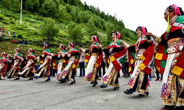 The Siguniangshan Worshipping Festival
