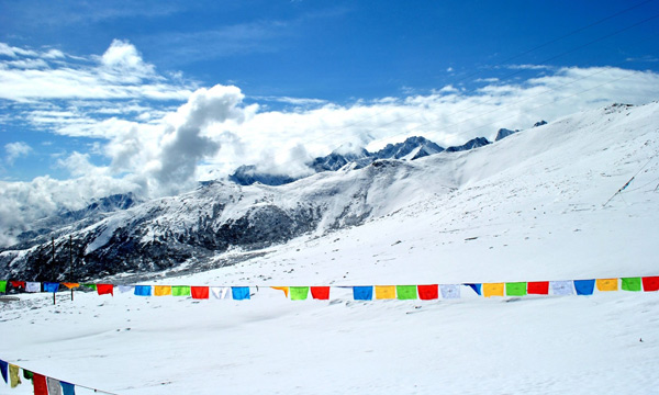 The highest point in the Peak of Ming Mountain is Xuebaoding