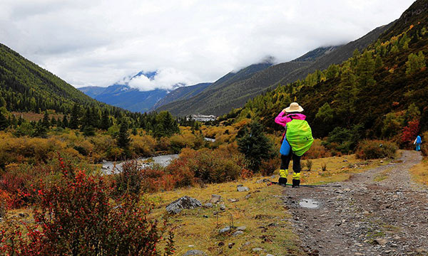 Strong sturdy boots are recommended for autumn trekking.