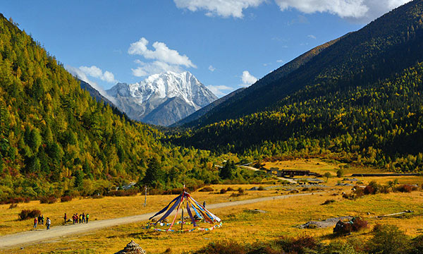  The Beautiful View of Yala Snow Mountain