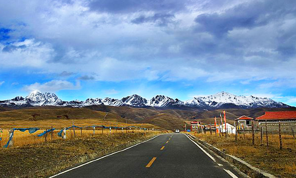 As the road goes further into the Daxue Mountain Range.