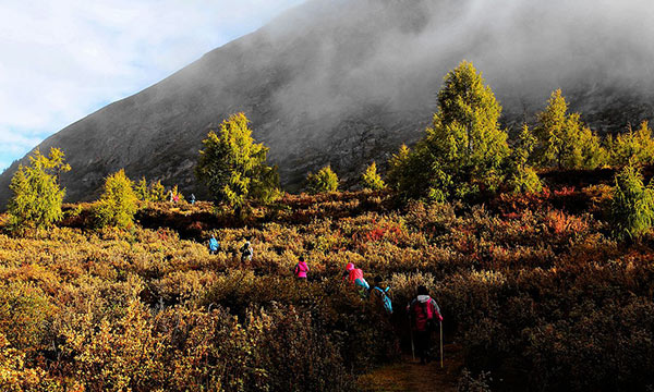 Trekking from Zhonggu to Taizhangou